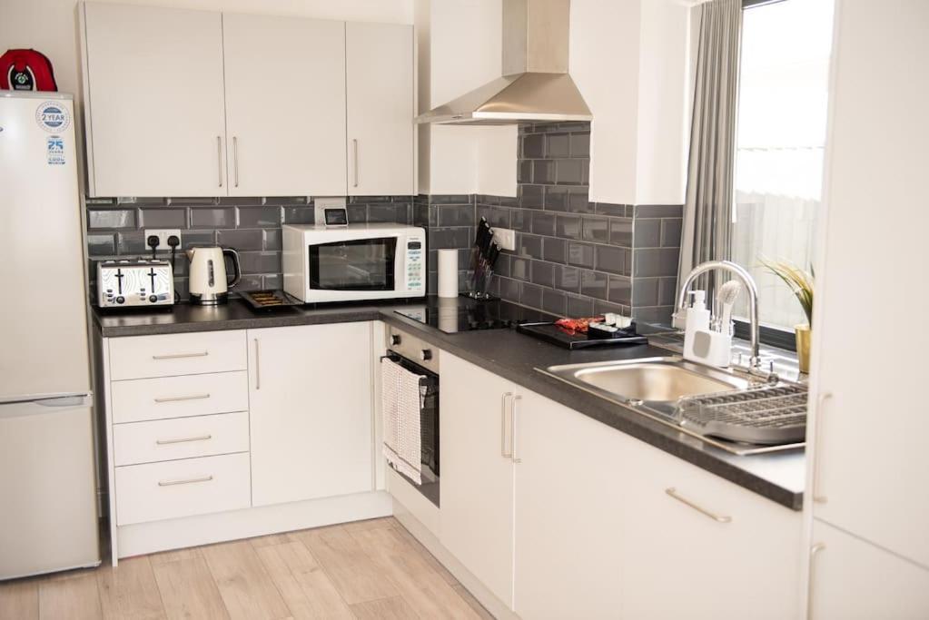 Maisy Lodge - Two Bed Lux Flat - Parking, Netflix, Wifi - Close To Blenheim Palace & Oxford - F2 Kidlington Exterior foto