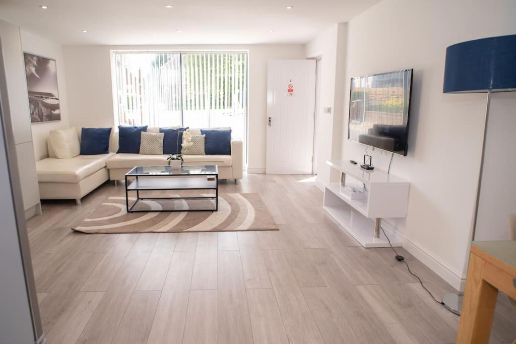 Maisy Lodge - Two Bed Lux Flat - Parking, Netflix, Wifi - Close To Blenheim Palace & Oxford - F2 Kidlington Exterior foto