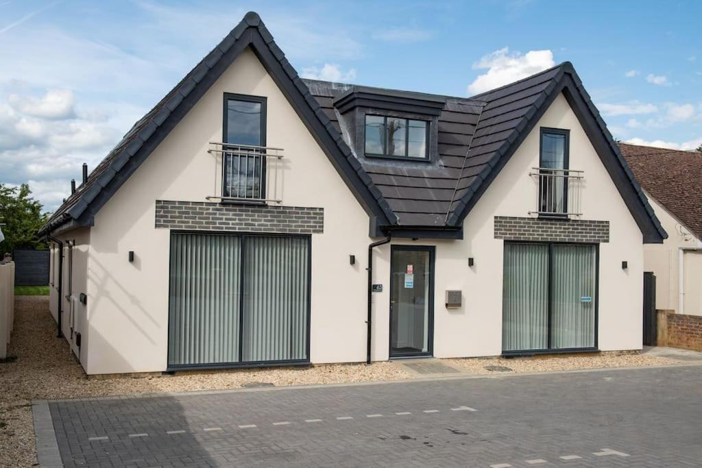 Maisy Lodge - Two Bed Lux Flat - Parking, Netflix, Wifi - Close To Blenheim Palace & Oxford - F2 Kidlington Exterior foto